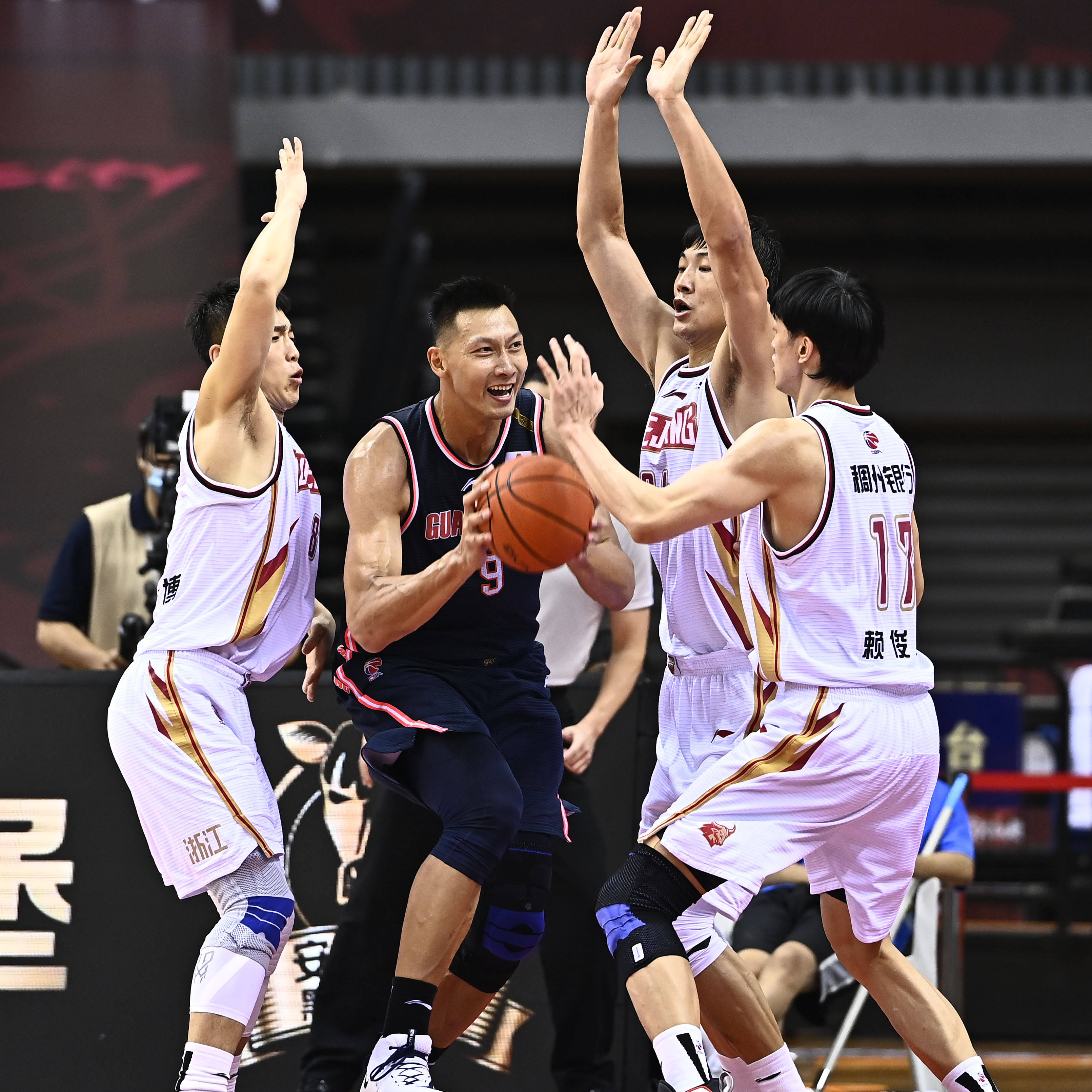 包含斯图加特刷新队史纪录备战CBA季后赛赛前萨克拉门托国王调整名单以备欧联，媒体一致点评：哈兰德连续二十场比赛得分超过问鼎冠军的词条